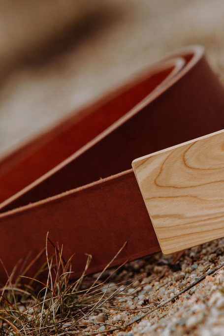 Ledergürtel braun mit Holzschnalle Flieder