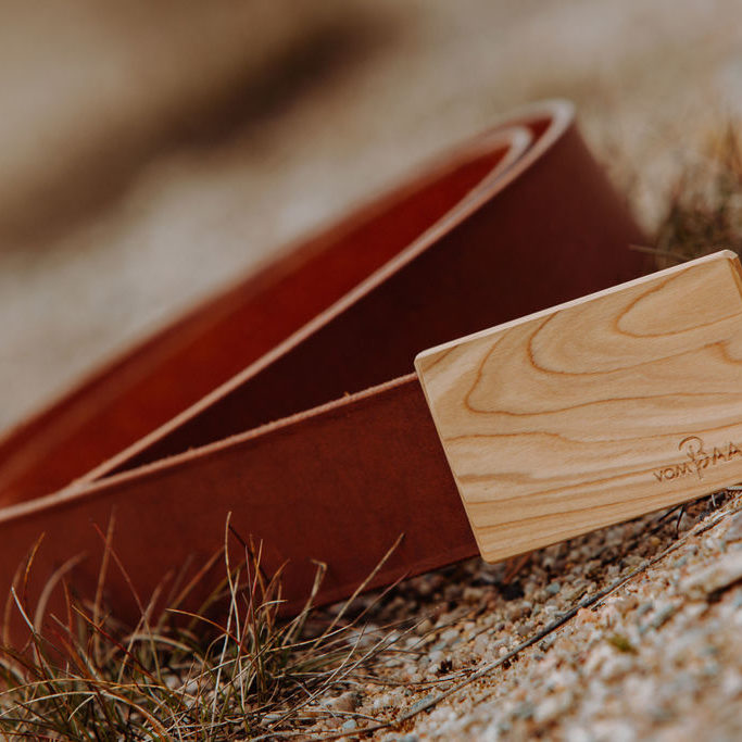 Ledergürtel braun mit Holzschnalle Flieder