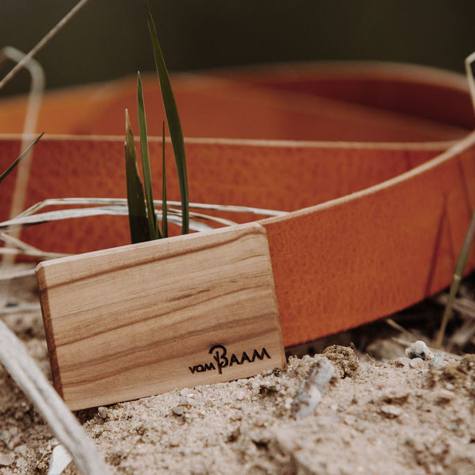 Ledergürtel cognac mit Holzschnalle Apfel