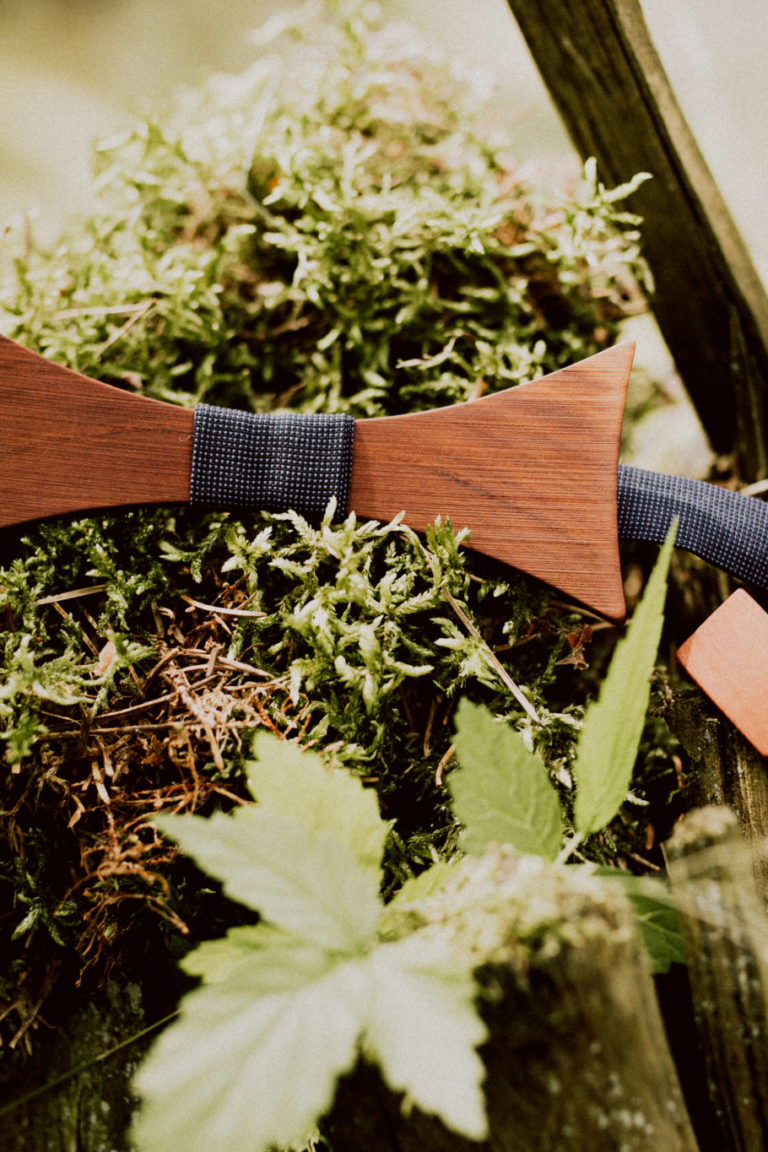 Holzfliege Zwetschge mit passenden Manschettenknöpfen