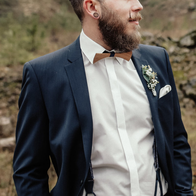 Bräutigam mit Holzfliege