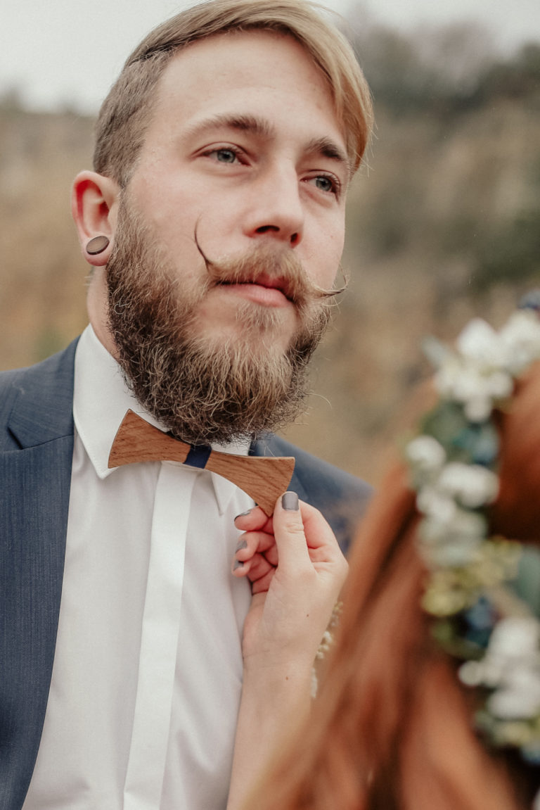 Bräutigam mit Holzfliege