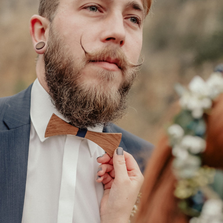 Bräutigam mit Holzfliege