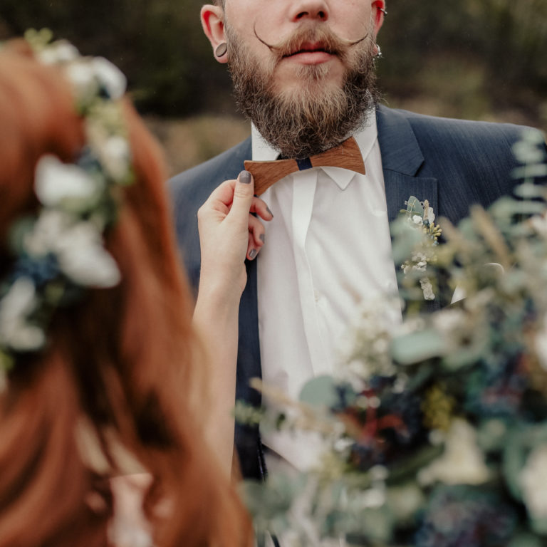 Bräutigam mit Holzfliege