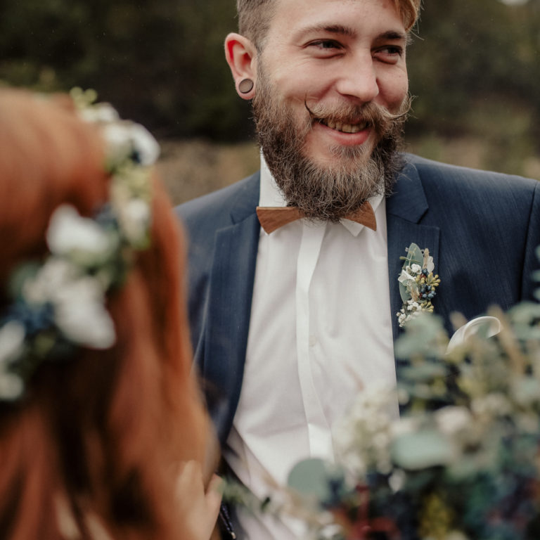 Bräutigam mit Holzfliege