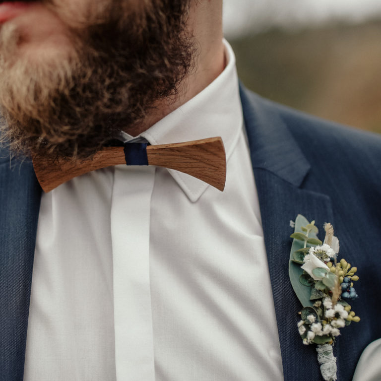 Bräutigam mit Holzfliege