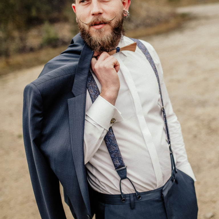 Bräutigam mit Holzfliege