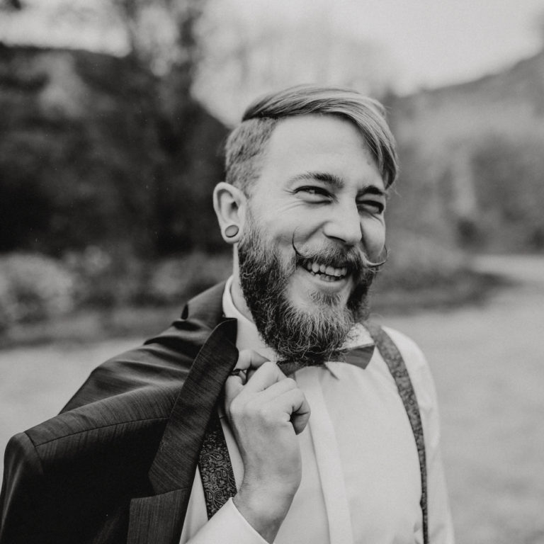 Bräutigam mit Holzfliege